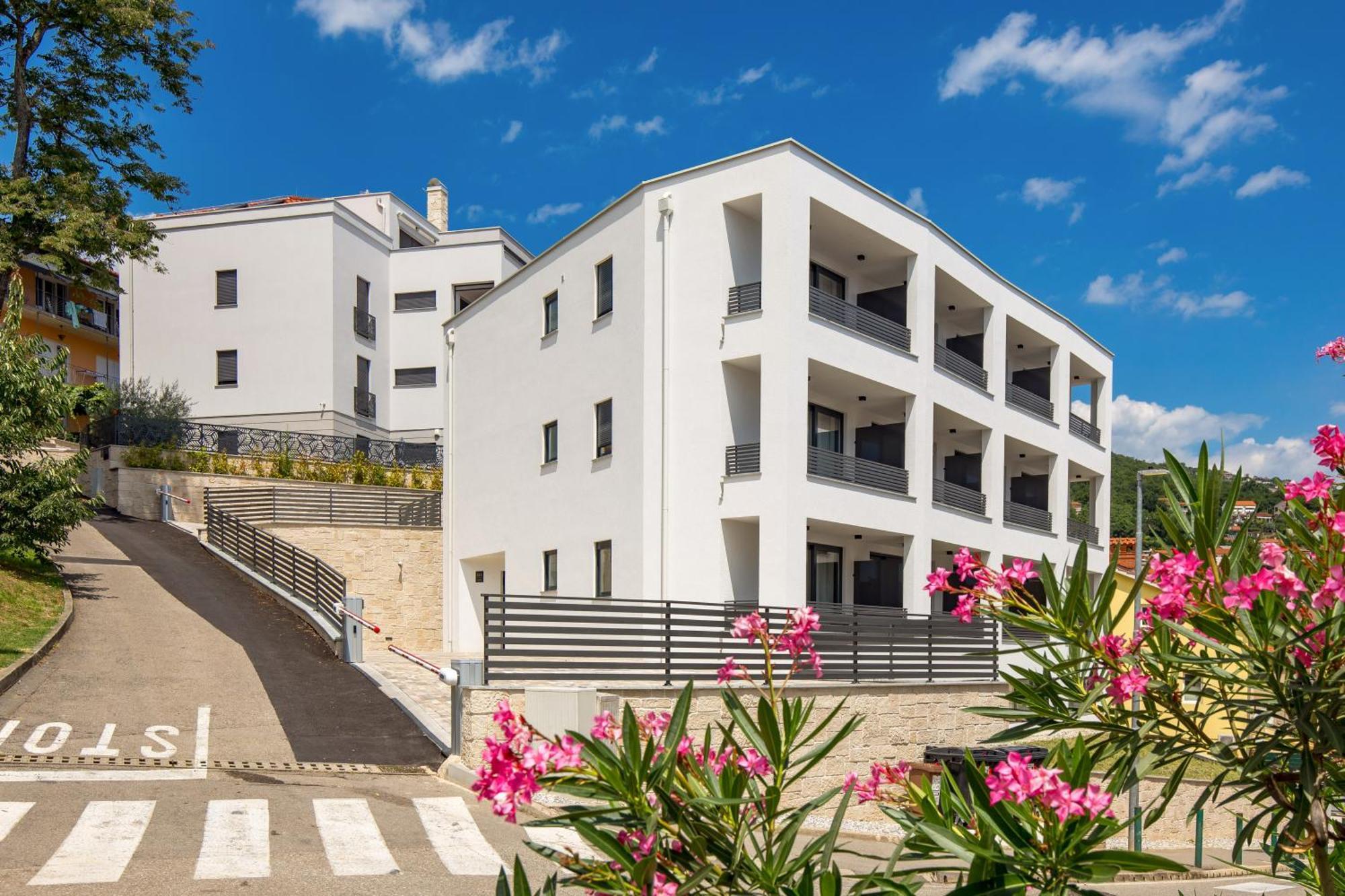Belinda Apartments With Balcony & Private Parking Opatija Eksteriør bilde